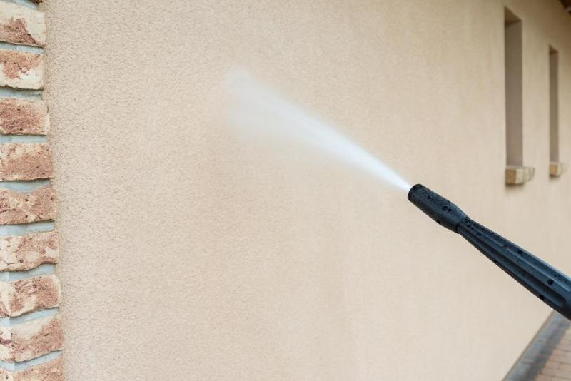 Un nettoyage en profondeur de la fa&ccedil;ade pr&eacute;pare le terrain avant tout ravalement durable