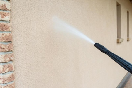 Un nettoyage en profondeur de la fa&ccedil;ade pr&eacute;pare le terrain avant tout ravalement durable